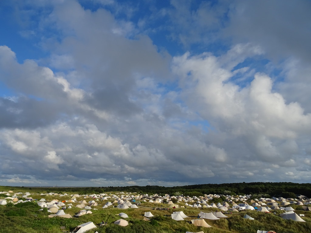 Tenten tussen de duinen op een camping