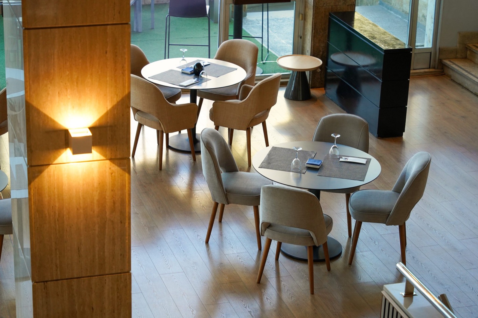Licht restaurantinterieur met ronde gedekte tafels